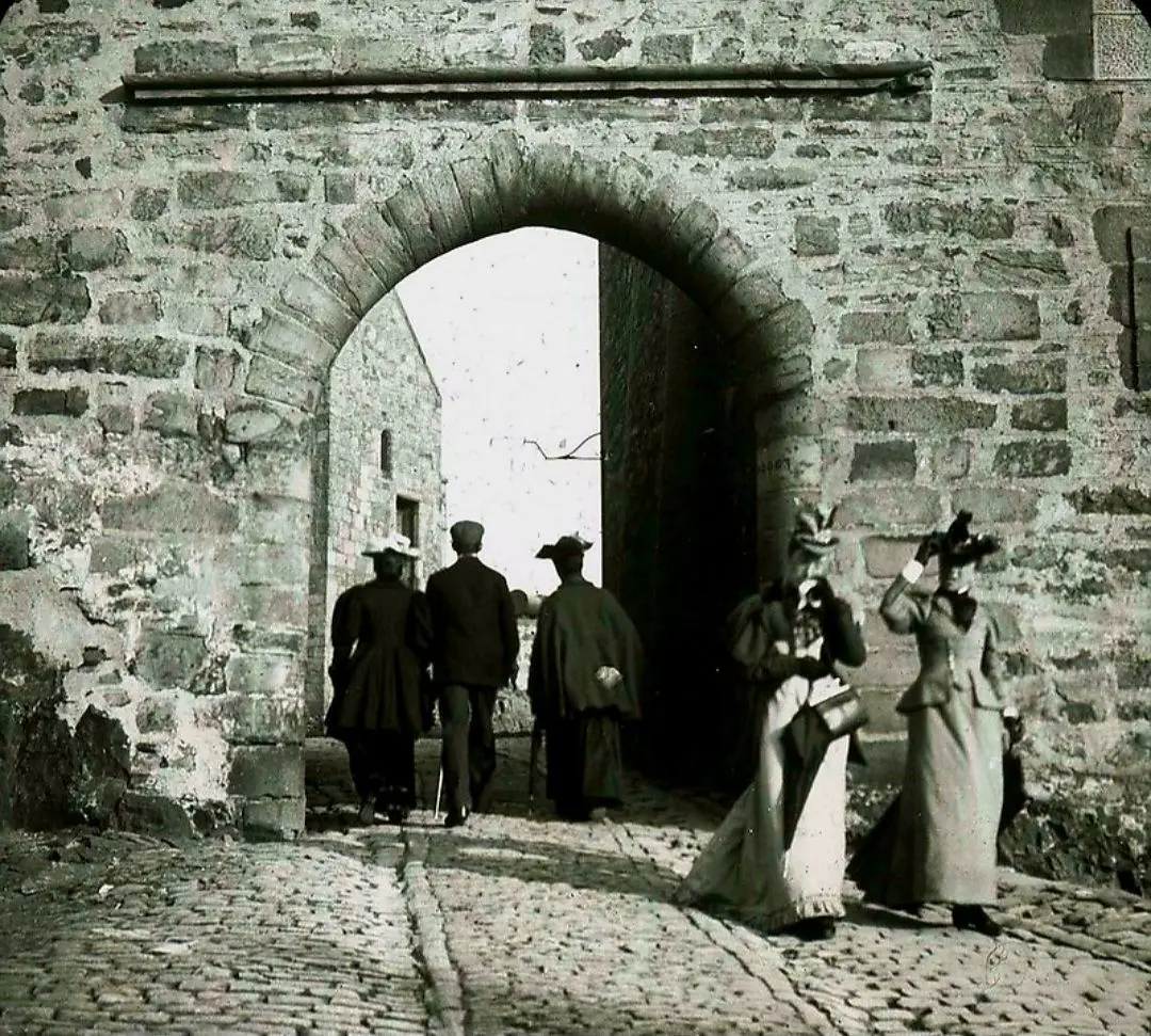 Visitors to the Castle 