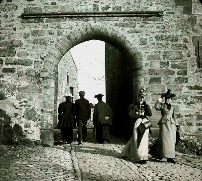 Visitors to the Castle 