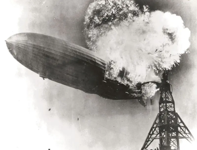 Zeppelin Hindenburg en llamas