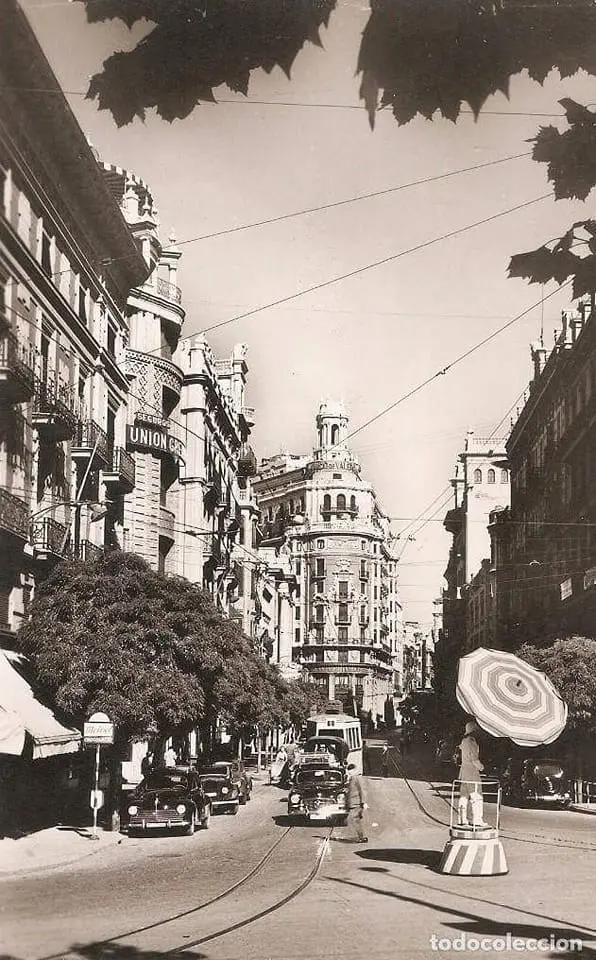 calle de las Barcas con Urbano con sombrilla.