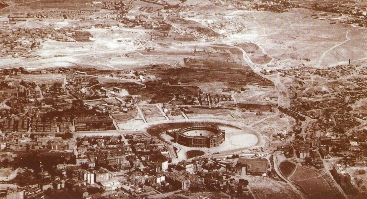 1940. Vista aérea de la Plaza de toros de Las Ventas y alrededores.