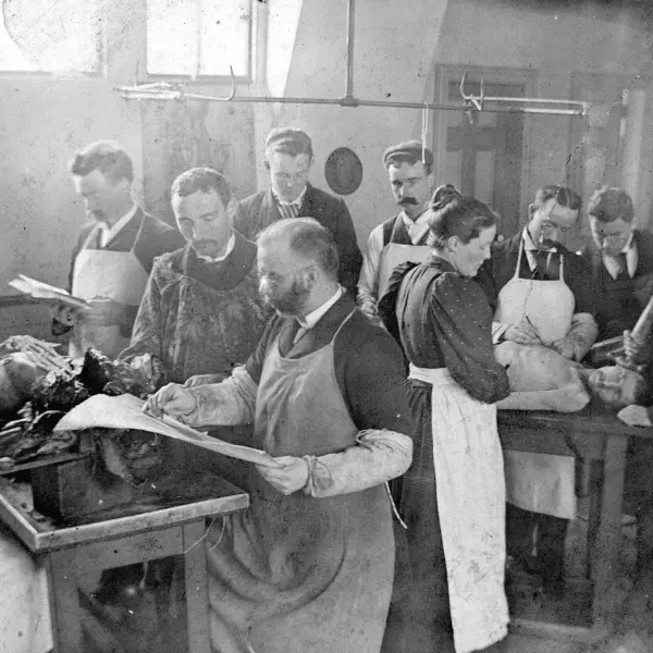 Estudiantes en el laboratorio de anatomía