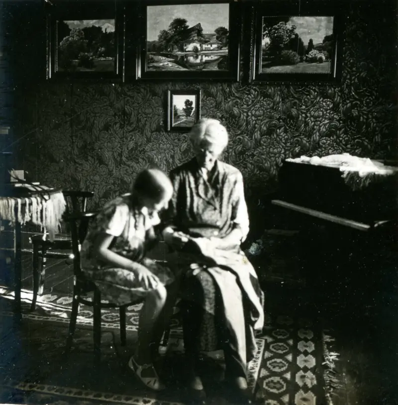 Bunică și nepoată într-o casă