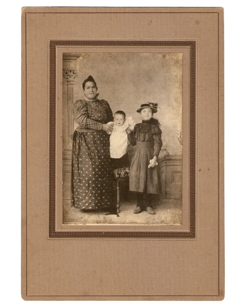 Retrato de Ramona Promet con sus hijas