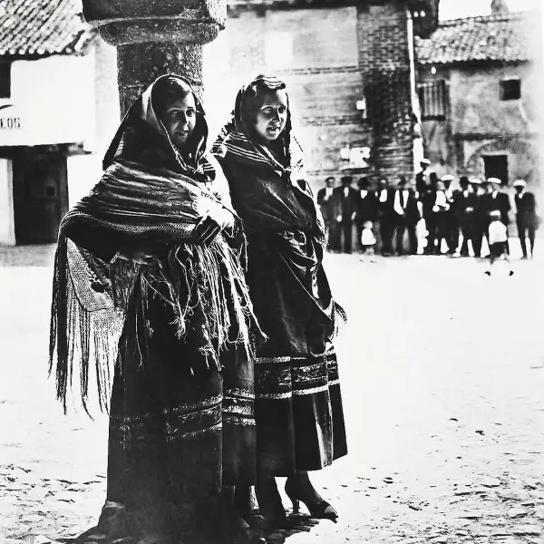 Jovenes ataviadas con el traje regional