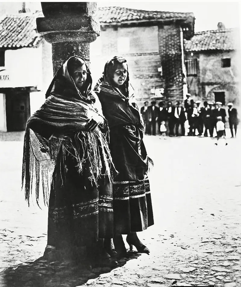 Jovenes ataviadas con el traje regional