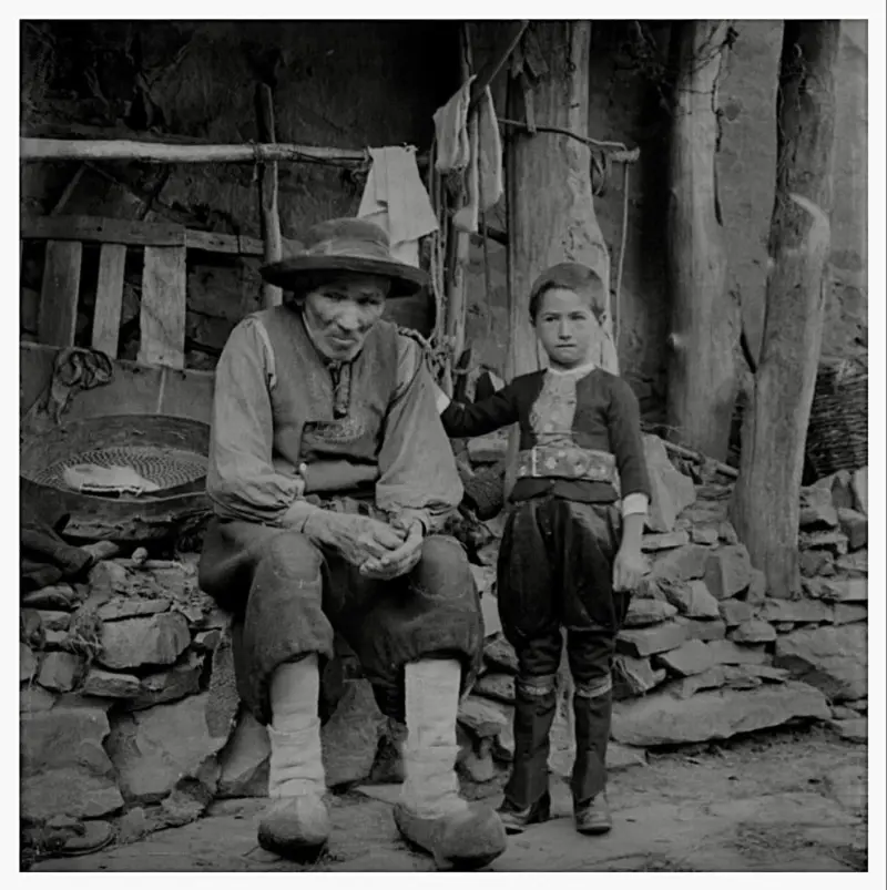 Anciano maragato y niño. 