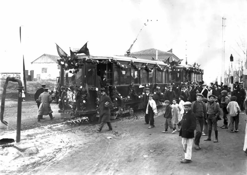 Celebran la llegada del primer tranvía electrificado