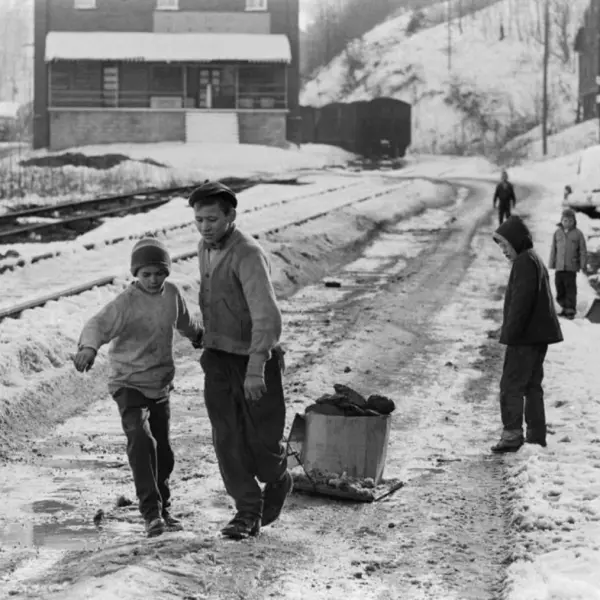 Dos chicos caminando 