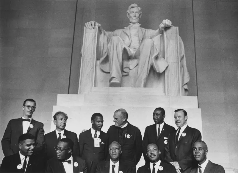 Luther King and other leaders at the Lincoln Memorial