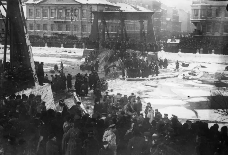 Collapse of the Egyptian Bridge