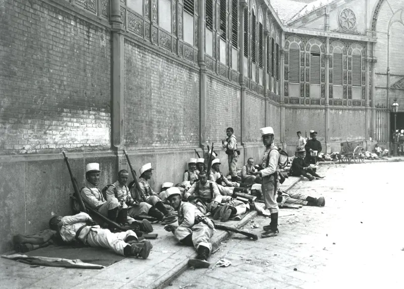 SOLDADOS DESCANSANDO EN LA SEMANA TRÁGICA