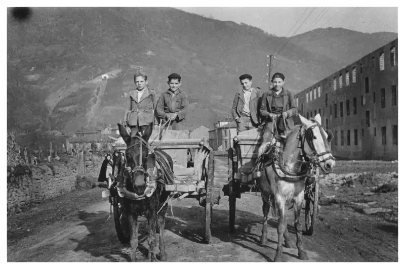 Niños conduciendo carros