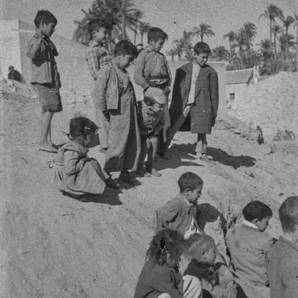 Niños jugando en la rambla