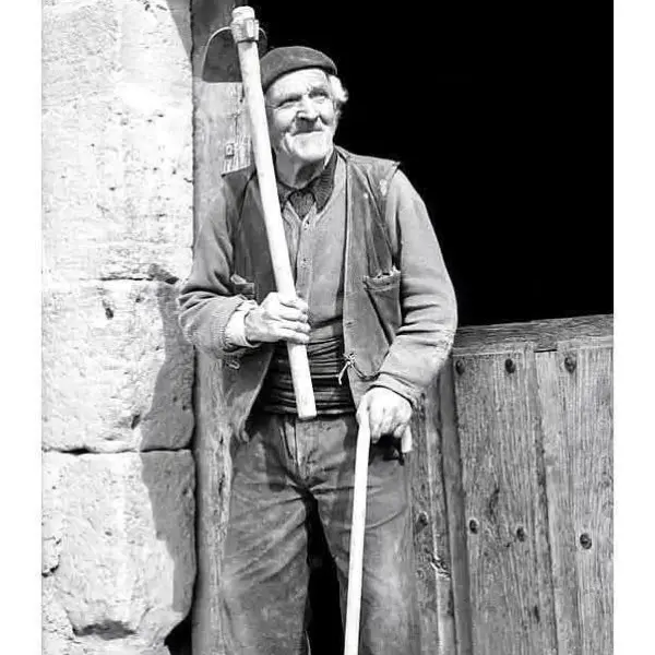 Hombre con azada y cachava