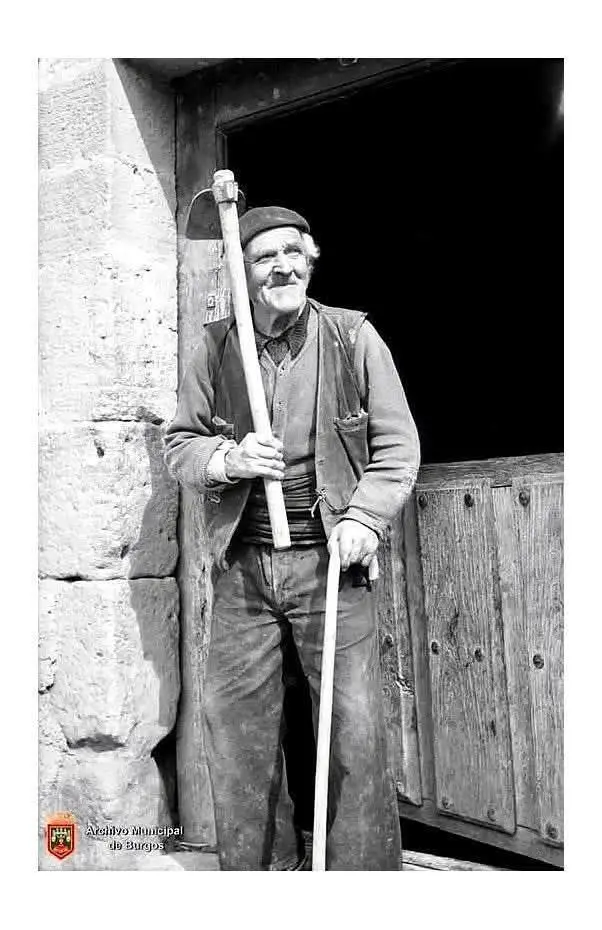 Hombre con azada y cachava
