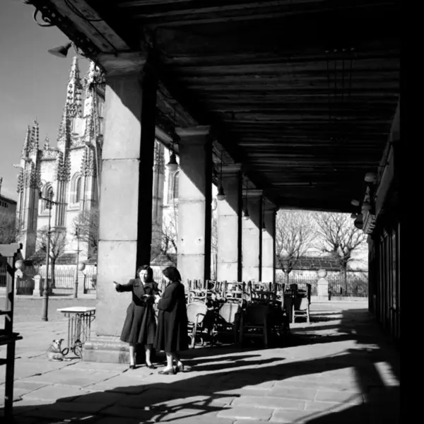 Dos mujeres en los soportales 