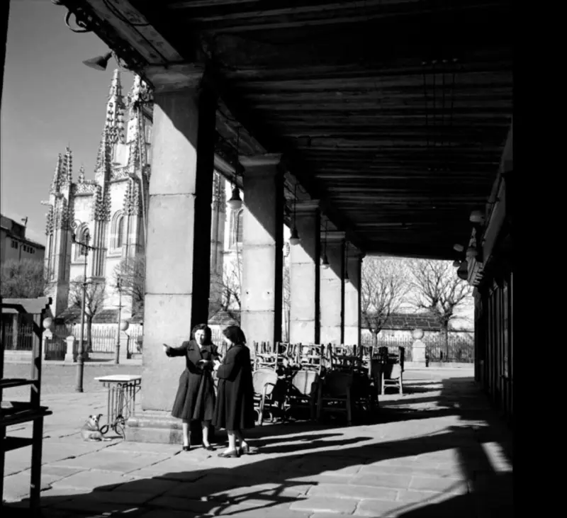 Dos mujeres en los soportales 