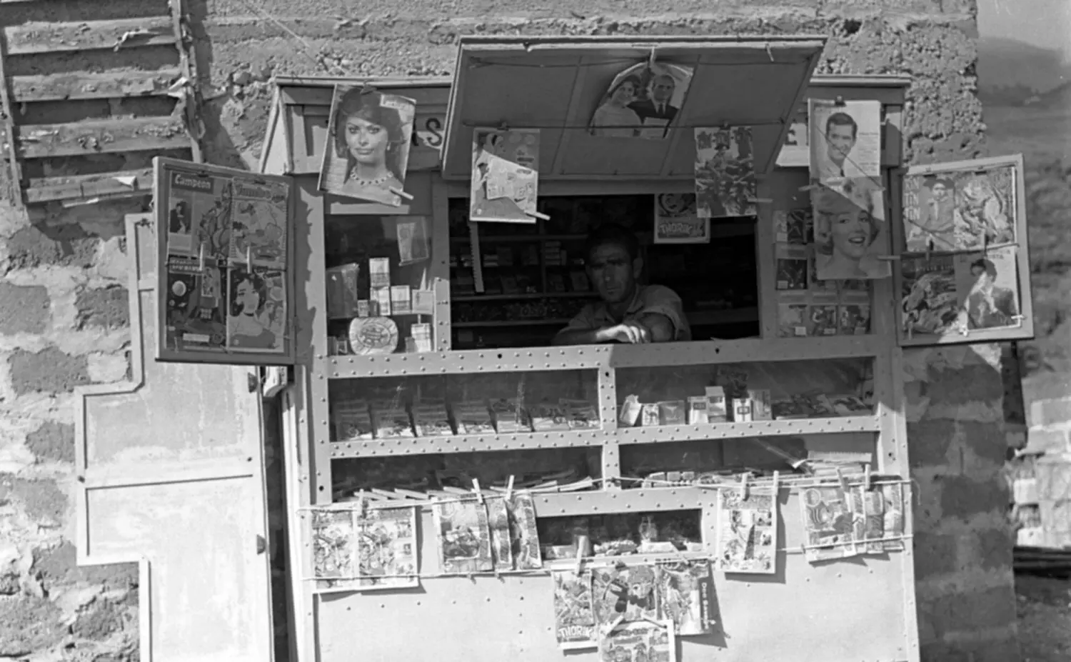 Kiosco en la Avenida del Puente