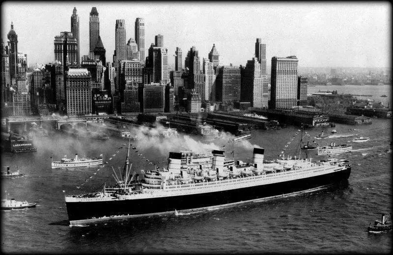 RMS Queen Mary in New York Harbor