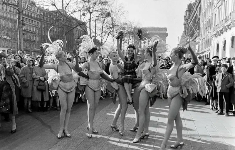 Casino de Paris Dancers Show