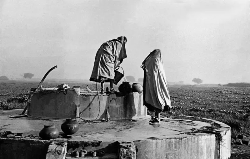 Mujeres en un pozo del pueblo