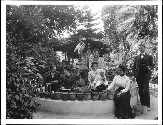 Familia acomodada en su jardín