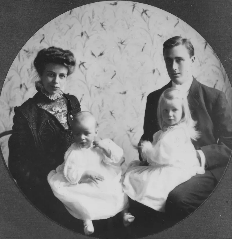 Franklin D. Roosevelt and Eleanor Roosevelt with Anna and baby James