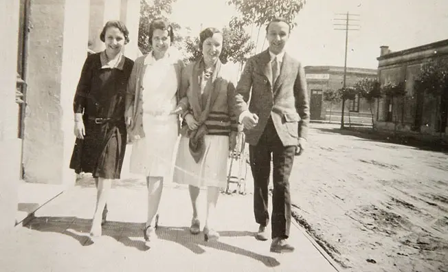 Nietos de Luis Badía caminando por Santa Rosa. 