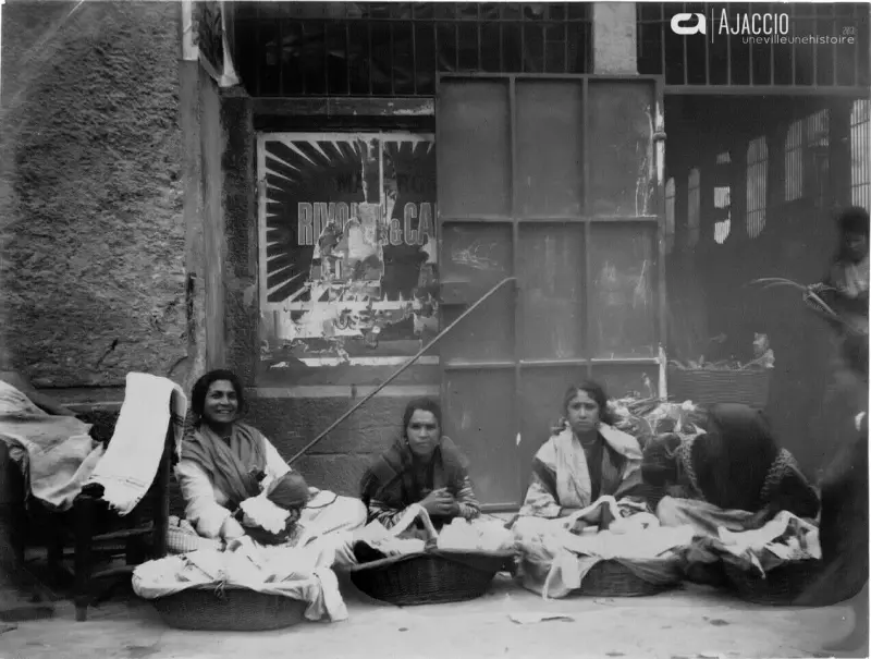 Vendeuses sur le marché d'Ajaccio devant les anciennes Halles 