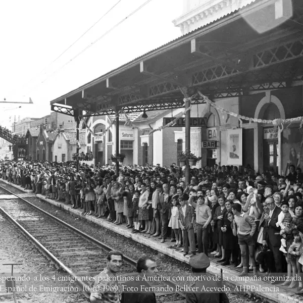Público esperando a los cuatro emigrantes 