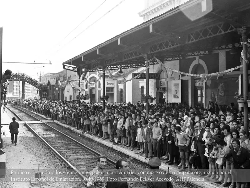 Público esperando a los cuatro emigrantes 