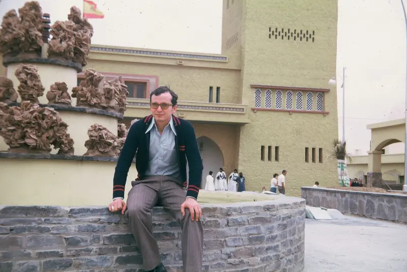 Delante de la fuente Roseta del desierto Cuartel general