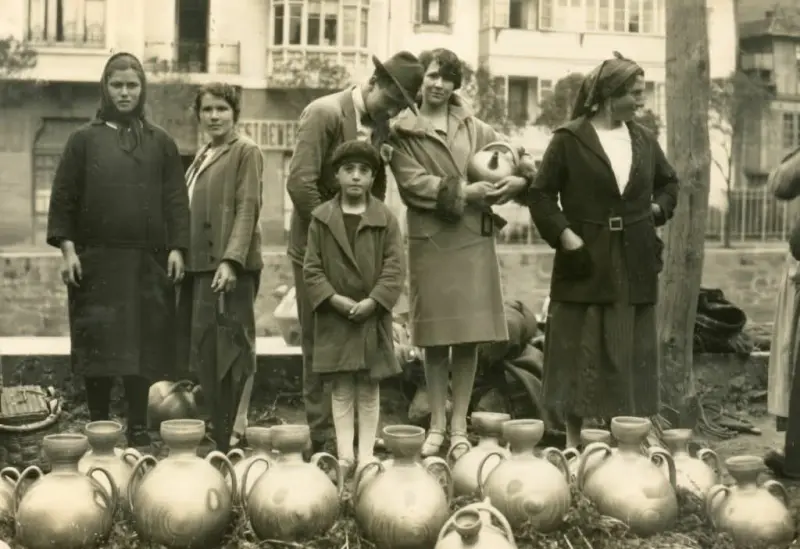 Puesto de vendedoras de cerámica