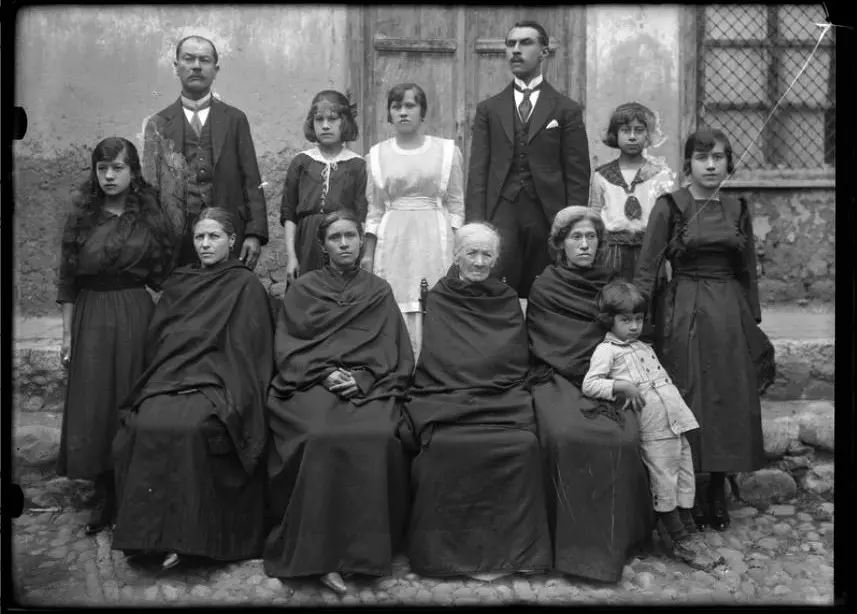 Retrato de una familia tradicional  Retrato de una familia tradicional