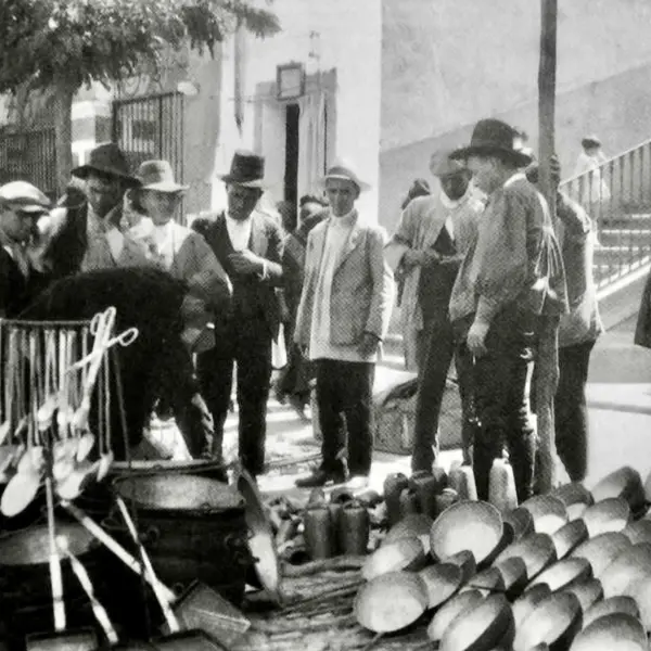 Puesto de sartenes y demás utensilios, en la Feria de Mayo.