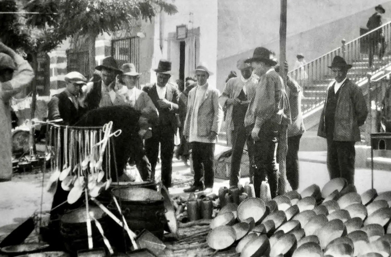 Puesto de sartenes y demás utensilios, en la Feria de Mayo.