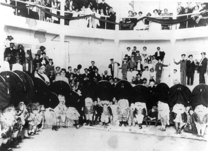 Enanos en el Teatro Circo de Marte