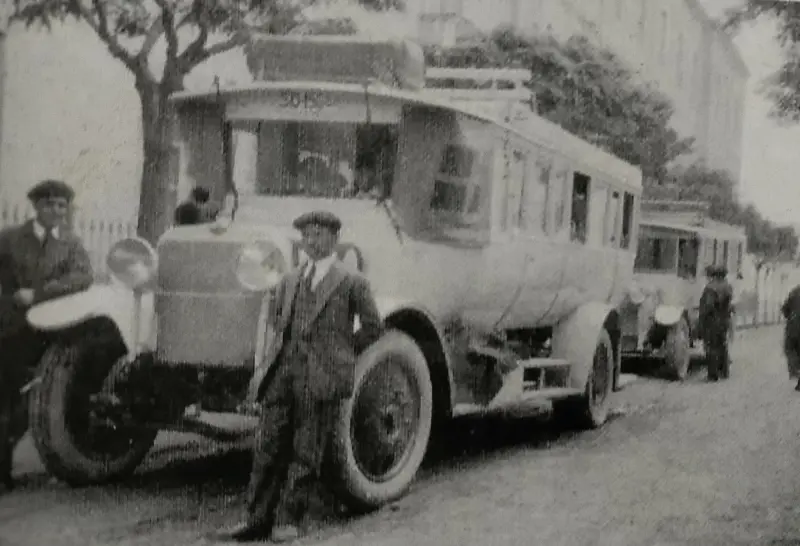Autobuses delante del colegio de Jesuitas