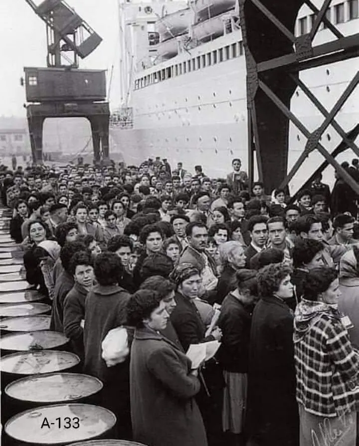 Emigrantes esperan embarco