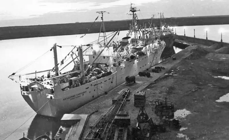 Akademik Knipovich at Sevastopol Reed Bay