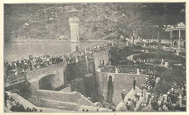 La presa baja en día de fiesta