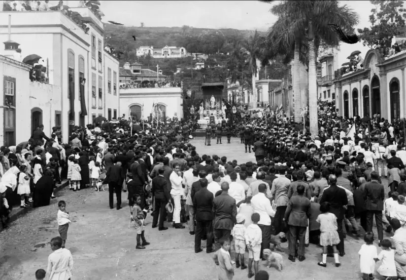 Jura de bandera en la Avenida del Puente.