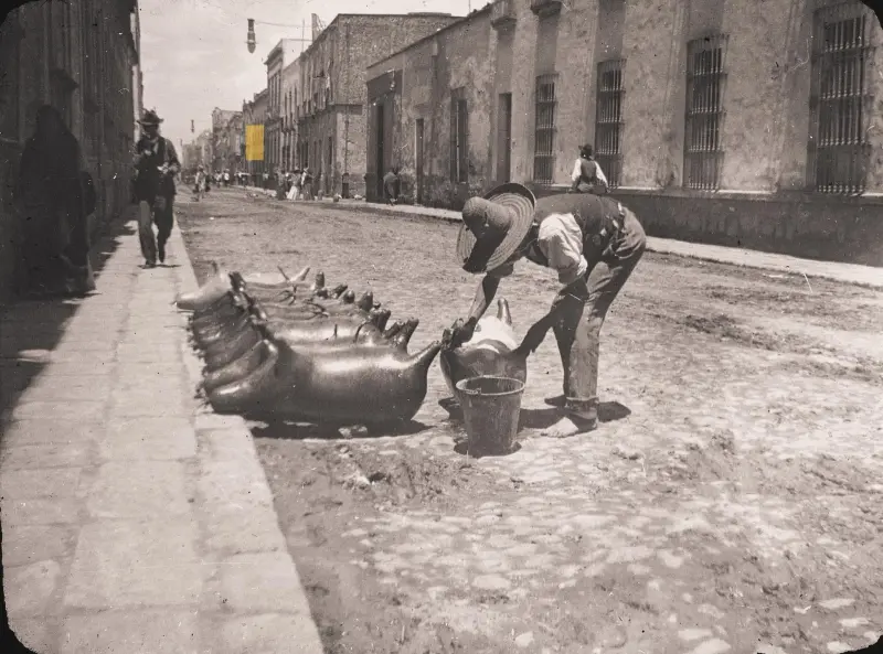 Preparando los odres para transportar el pulque