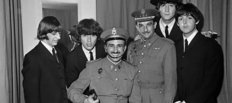 LOS BEATLES CON DOS POLICÍAS