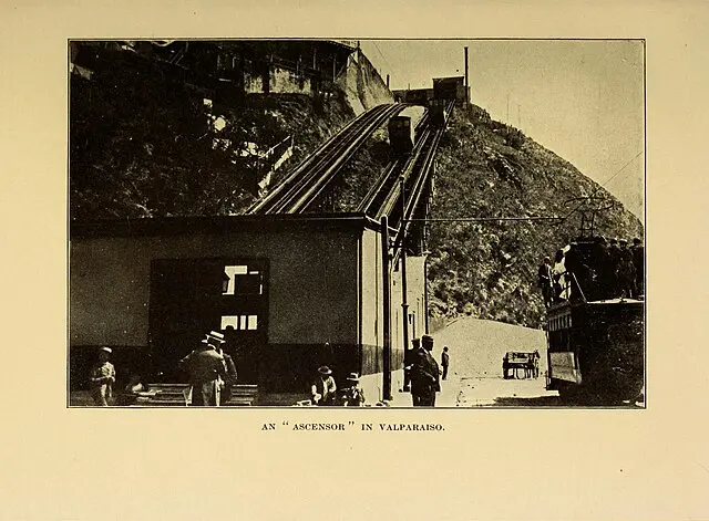 Subiendo entre cerros y mar