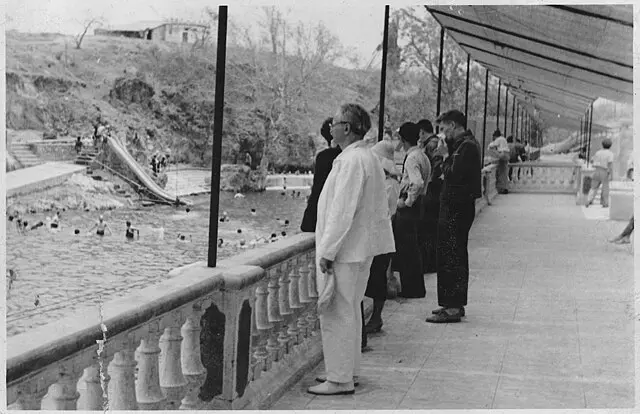 León Trotsky en unas termas 