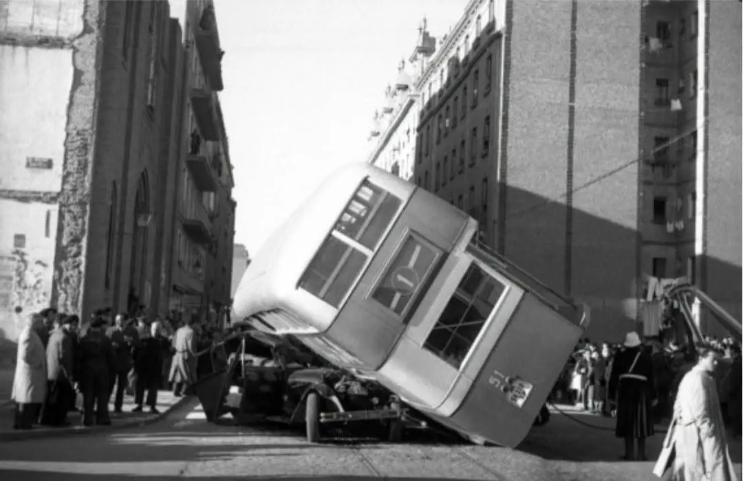 Un autobús de dos pisos volcado