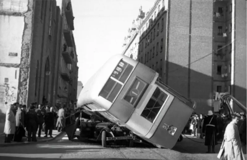 Un autobús de dos pisos volcado