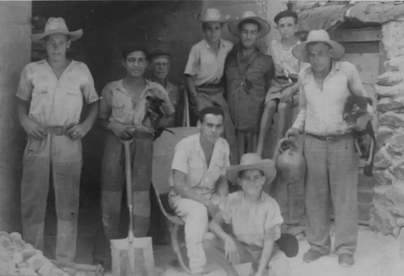 Trabajadores horno de la cal de Breña Baja